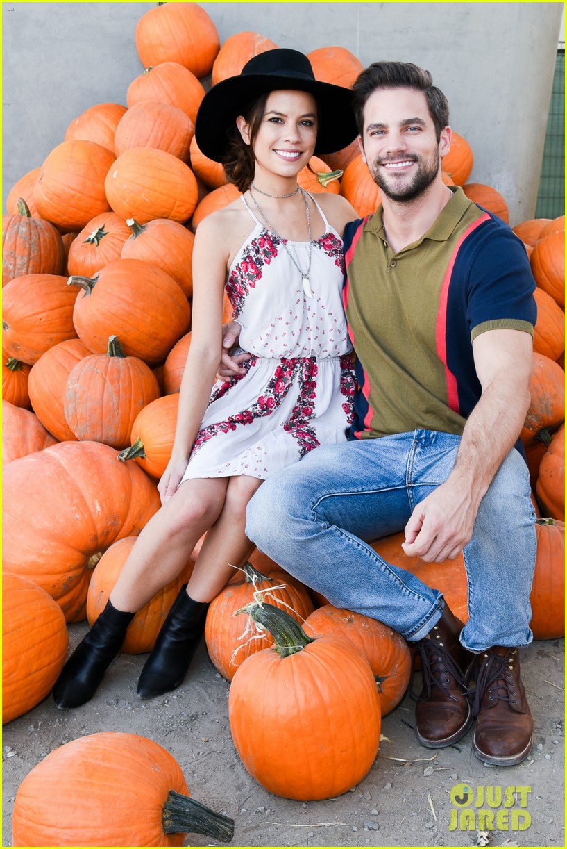 Viral Video Twins Mila & Emma Stauffer Host Pumpkin Patch Event! Photo
