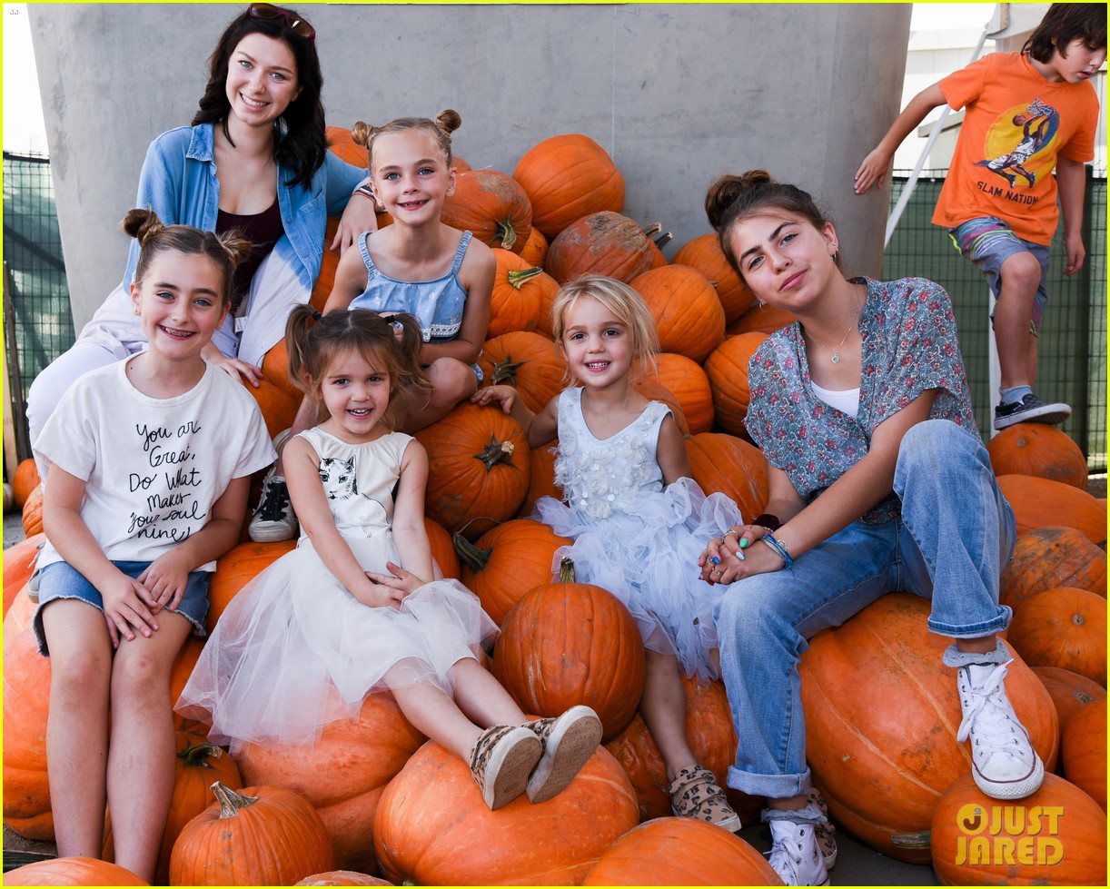 Viral Video Twins Mila & Emma Stauffer Host Pumpkin Patch Event! Photo
