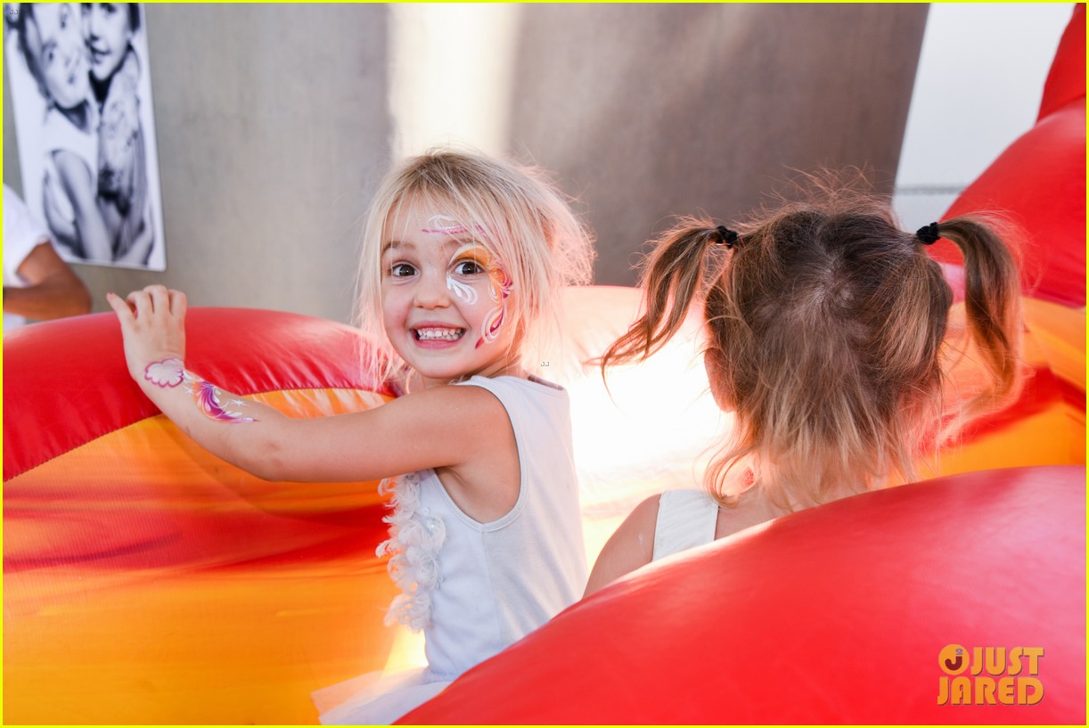 Viral Video Twins Mila & Emma Stauffer Host Pumpkin Patch Event! Photo