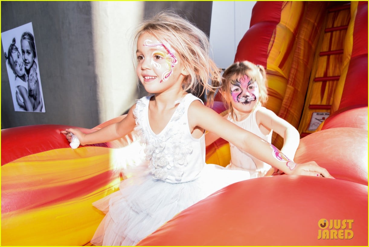 Viral Video Twins Mila & Emma Stauffer Host Pumpkin Patch Event! Photo