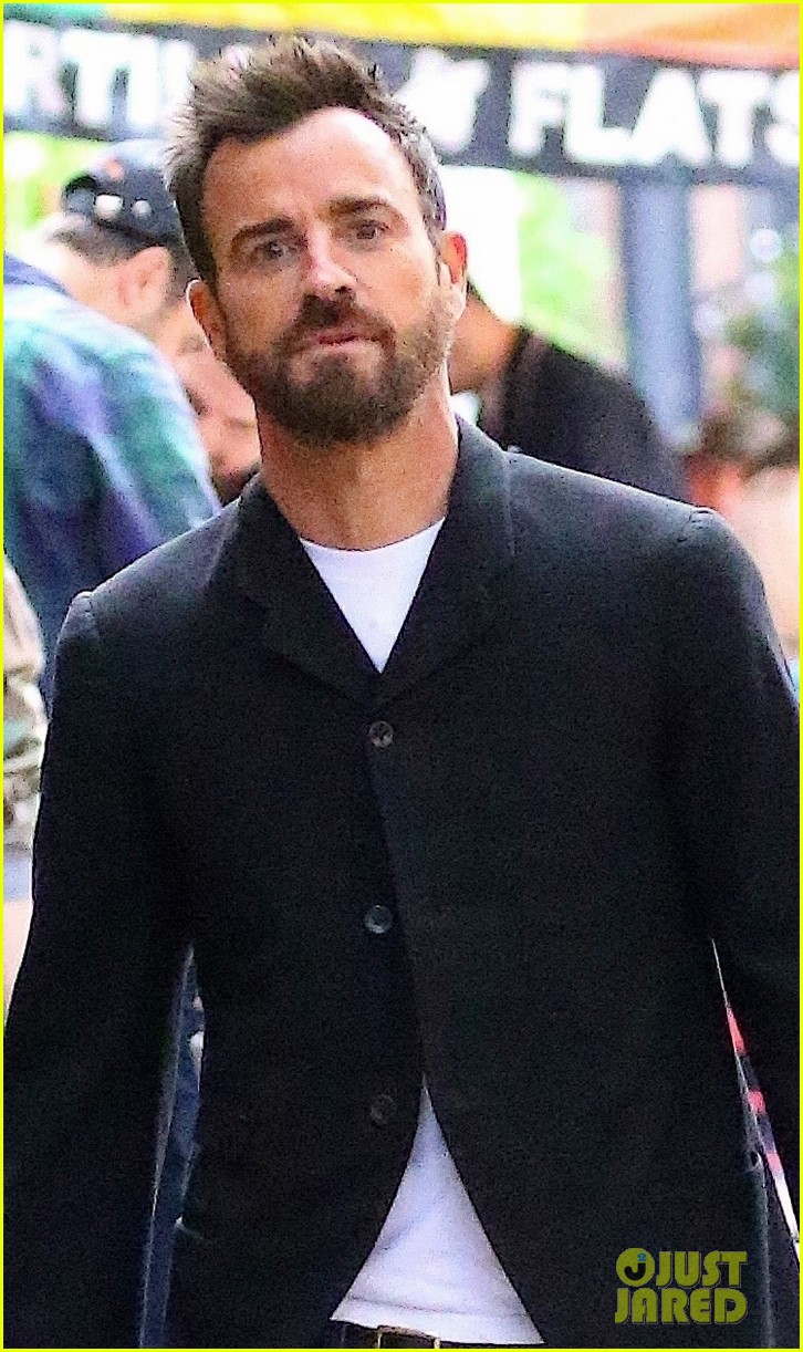 justin theroux takes his dog kuma for a walk in nyc 044167726