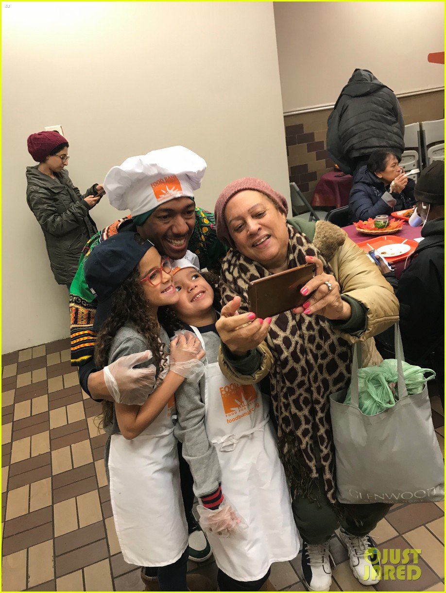 nick cannon david burtka their kids dish out thanksgiving meals 01.4186529