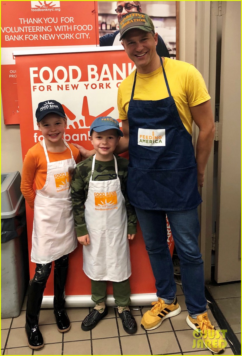 nick cannon david burtka their kids dish out thanksgiving meals 034186531