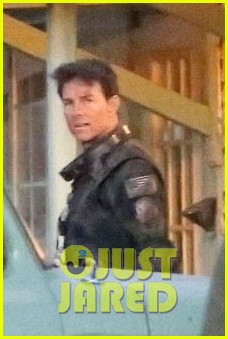 Photo: tom cruise flight suit top gun maverick set 02 Photo 4182043