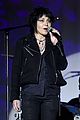 michael j fox performs with joan jett at his parkinsons benefit show 02