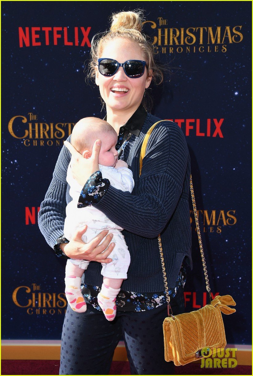 Photo oliver hudson wife erinn bartlett couple up at the christmas