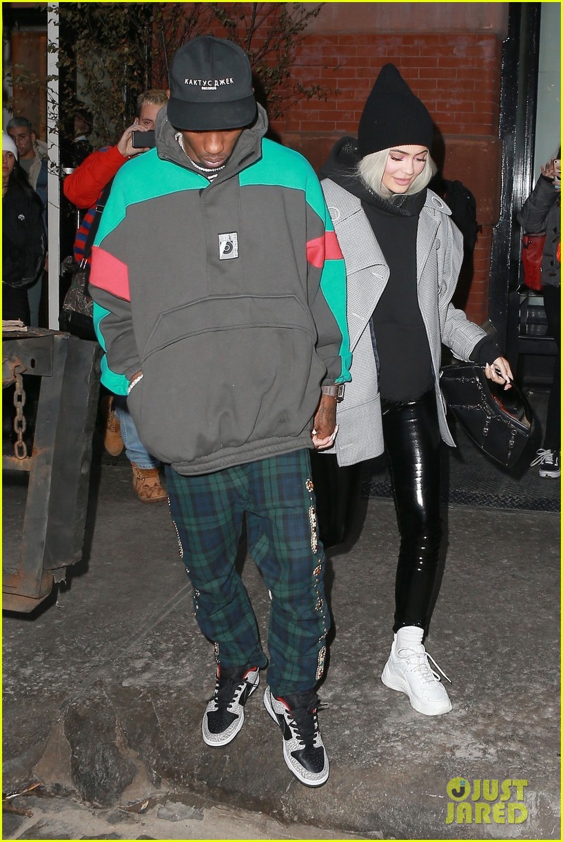 Photo: kylie jenner enjoys girls dinner as travis scott takes madison