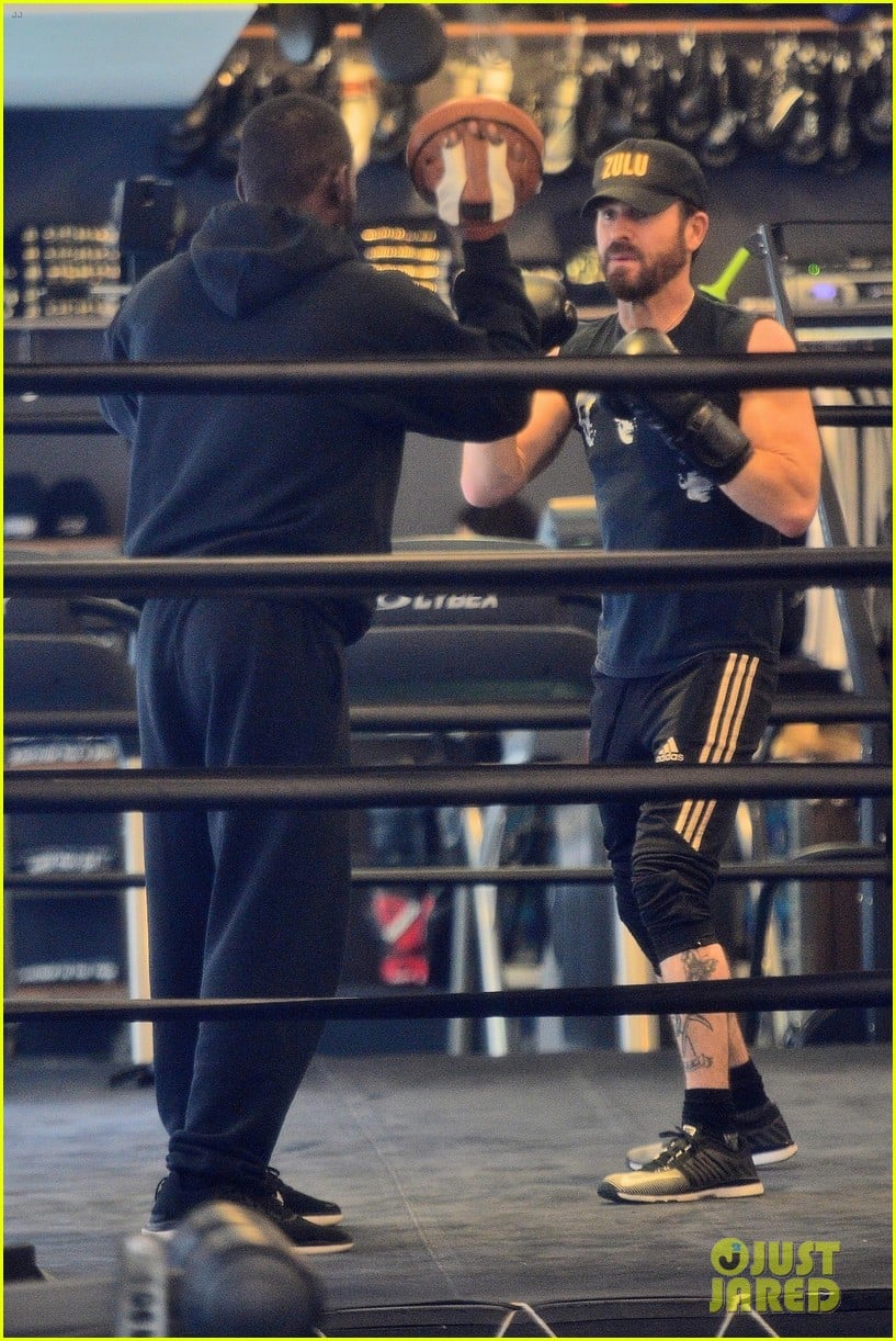 Justin Theroux Looks Buff While Boxing at the Gym in NYC! Photo