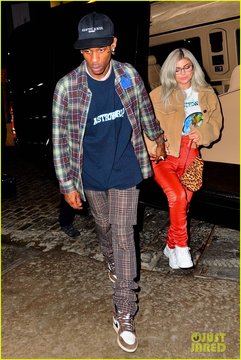 Kylie Jenner & Travis Scott Hold Hands After His NYC Concert! Photo(00)