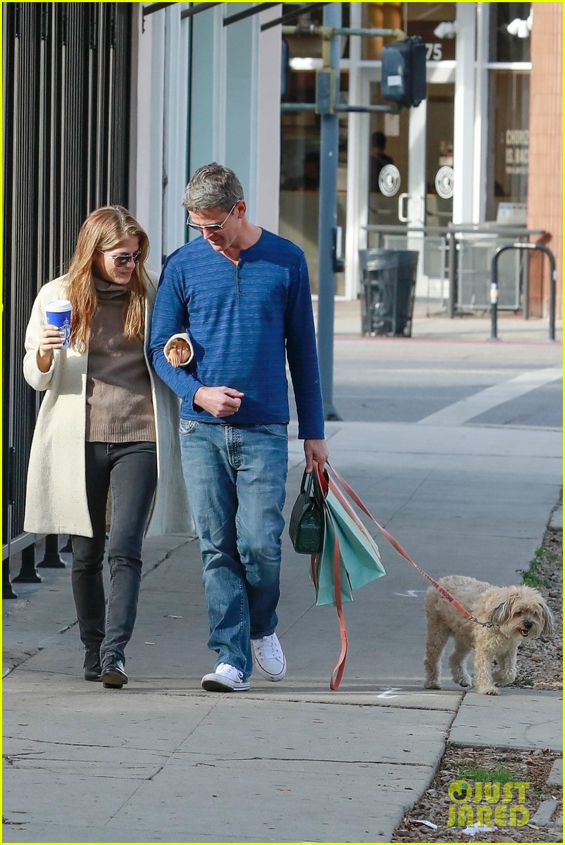 Selma Blair Wears Tiny Fake Hand, Was Not Poking Fun at People with