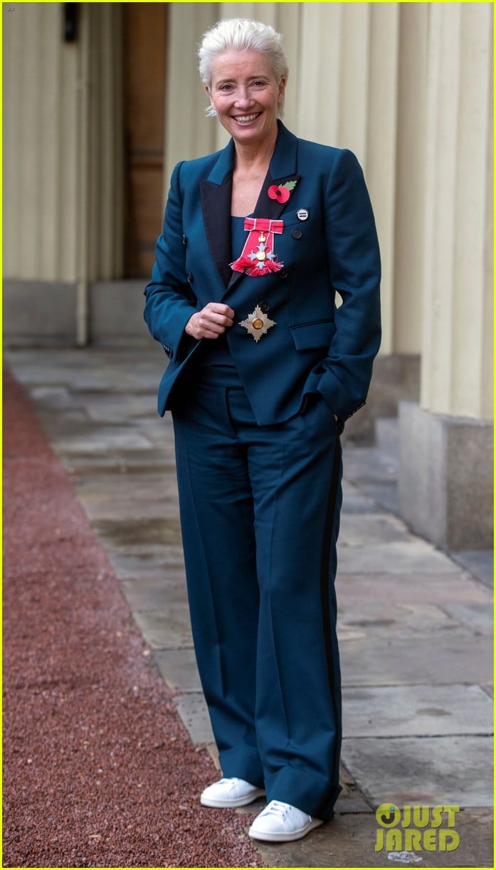 Emma Thompson Asked Prince William for a Kiss at Her Investiture(02)