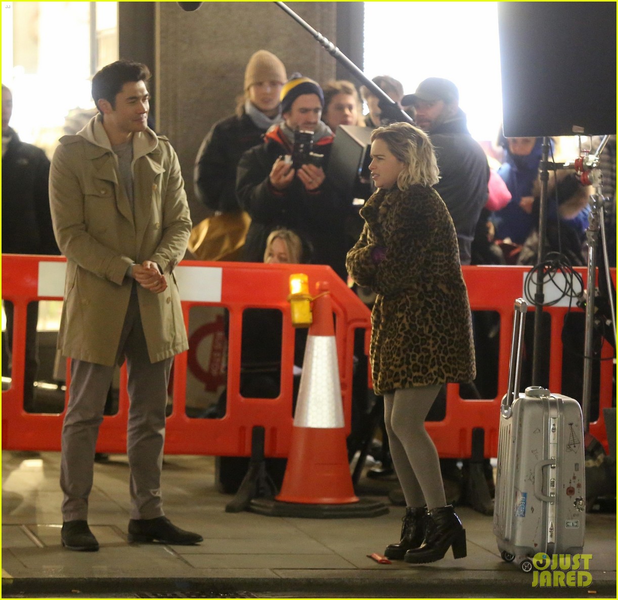 Emilia Clarke Films An Upcoming Christmas Movie With Henry Golding Photo Emilia Clarke Henry Golding Pictures Just Jared