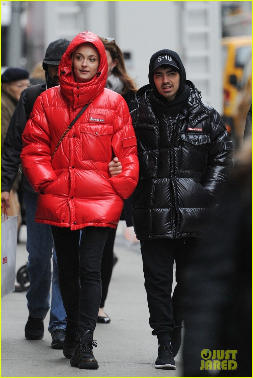 Joe Jonas & Sophie Turner Bundle Up for Stroll in NYC: Photo 4198050 | Joe Jonas Pictures | Just