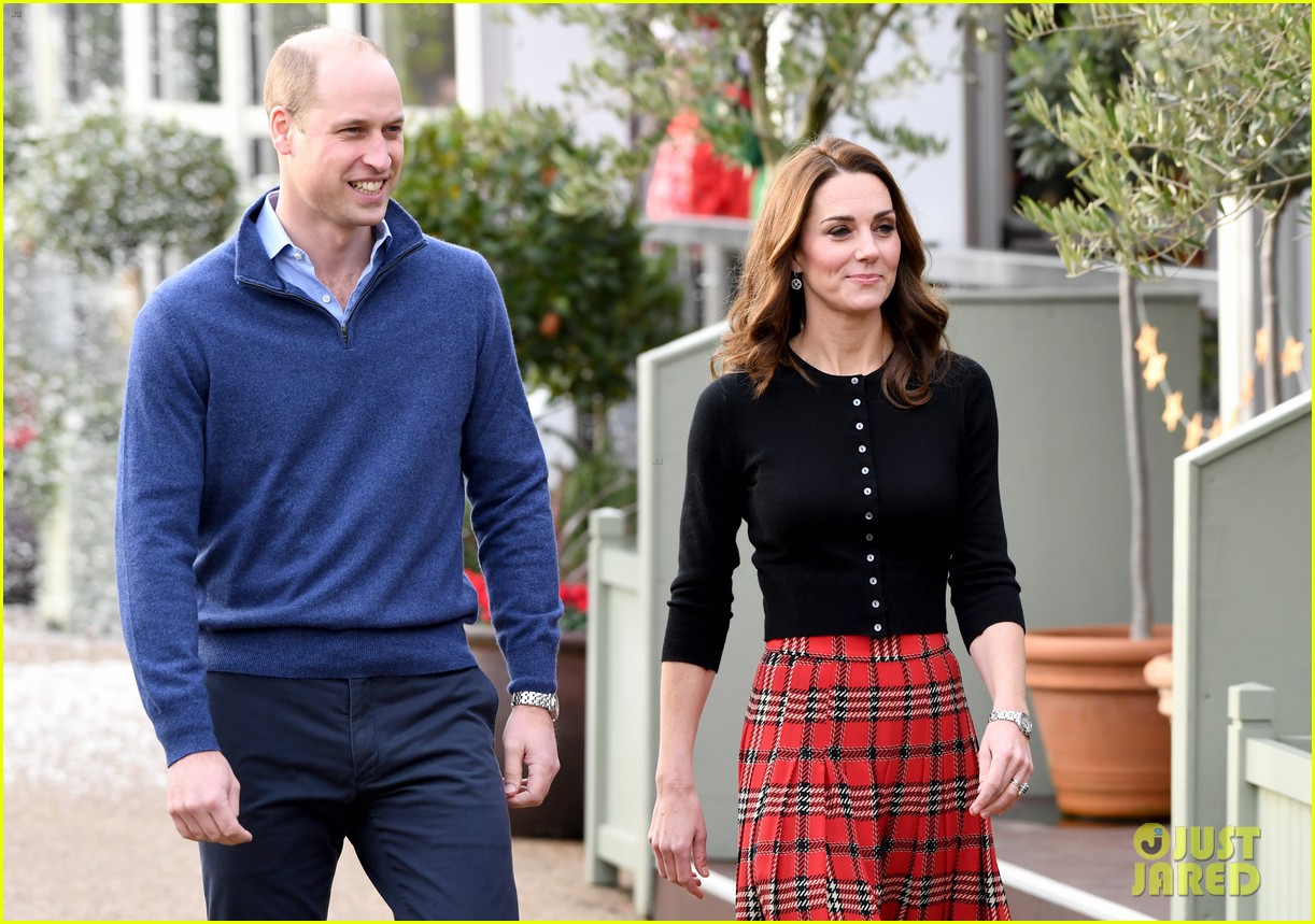 Kate Middleton & Prince William Celebrate Christmas Early with Some(02)