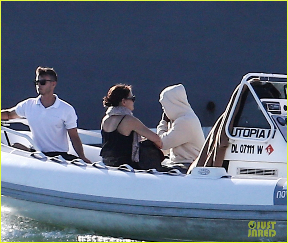Katie Holmes & Jamie Foxx Enjoy a Romantic Yacht Ride in Miami! Photo(00)