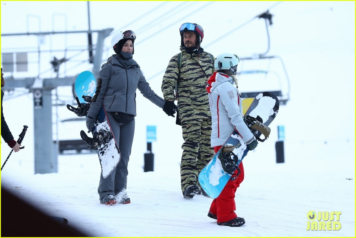 Katy Perry & Orlando Bloom Hold Hands While All Bundled Up in Aspen(02)