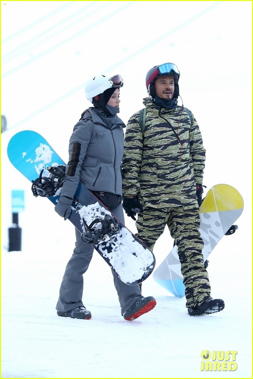 Katy Perry & Orlando Bloom Hold Hands While All Bundled Up in Aspen