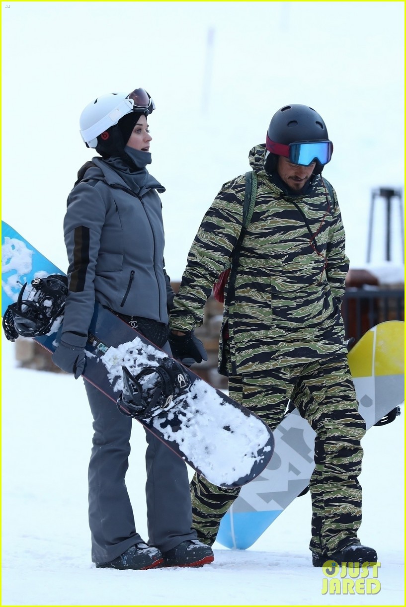 Katy Perry & Orlando Bloom Hold Hands While All Bundled Up in Aspen