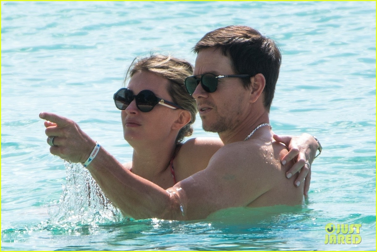 Mark Wahlberg & Wife Rhea Durham Show Off Their Hot Bods in Barbados(01)