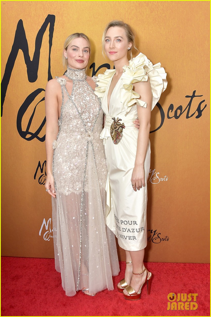Photo: margot robbie saoirse ronan mary queen of scots premiere 08