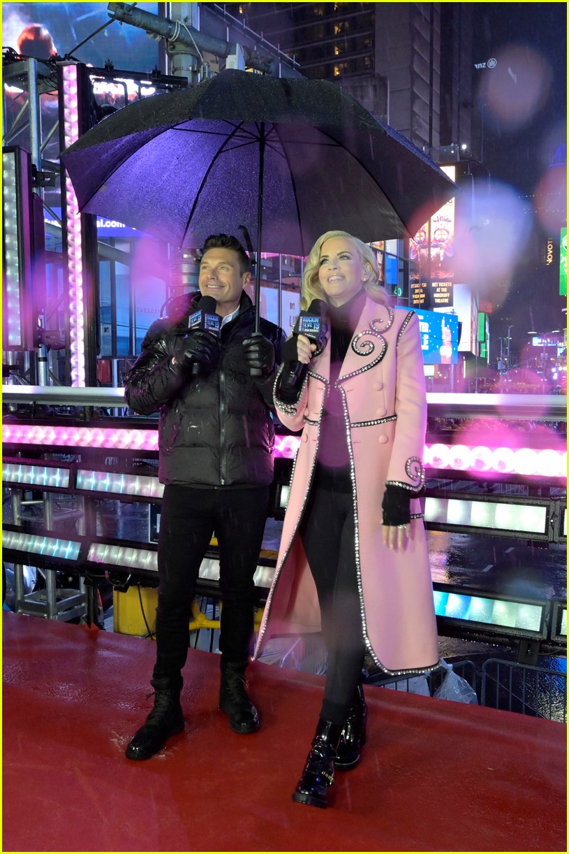 Ryan Seacrest & Jenny McCarthy Are Braving Rain on New Year's Eve in(01)