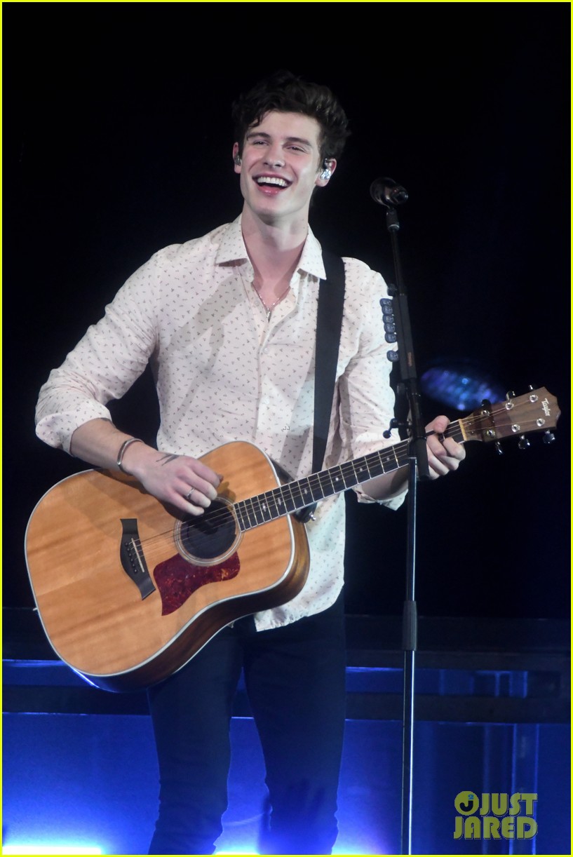 Photo: sabrina carpenter debuts new jingle ball outfit 04 | Photo