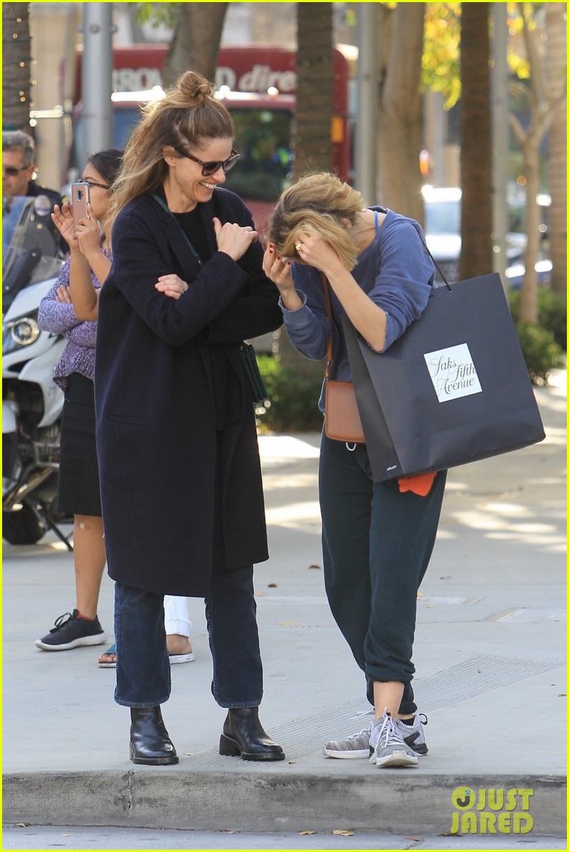 Sarah Paulson & Amanda Peet Go Holiday Shopping Together!: Photo