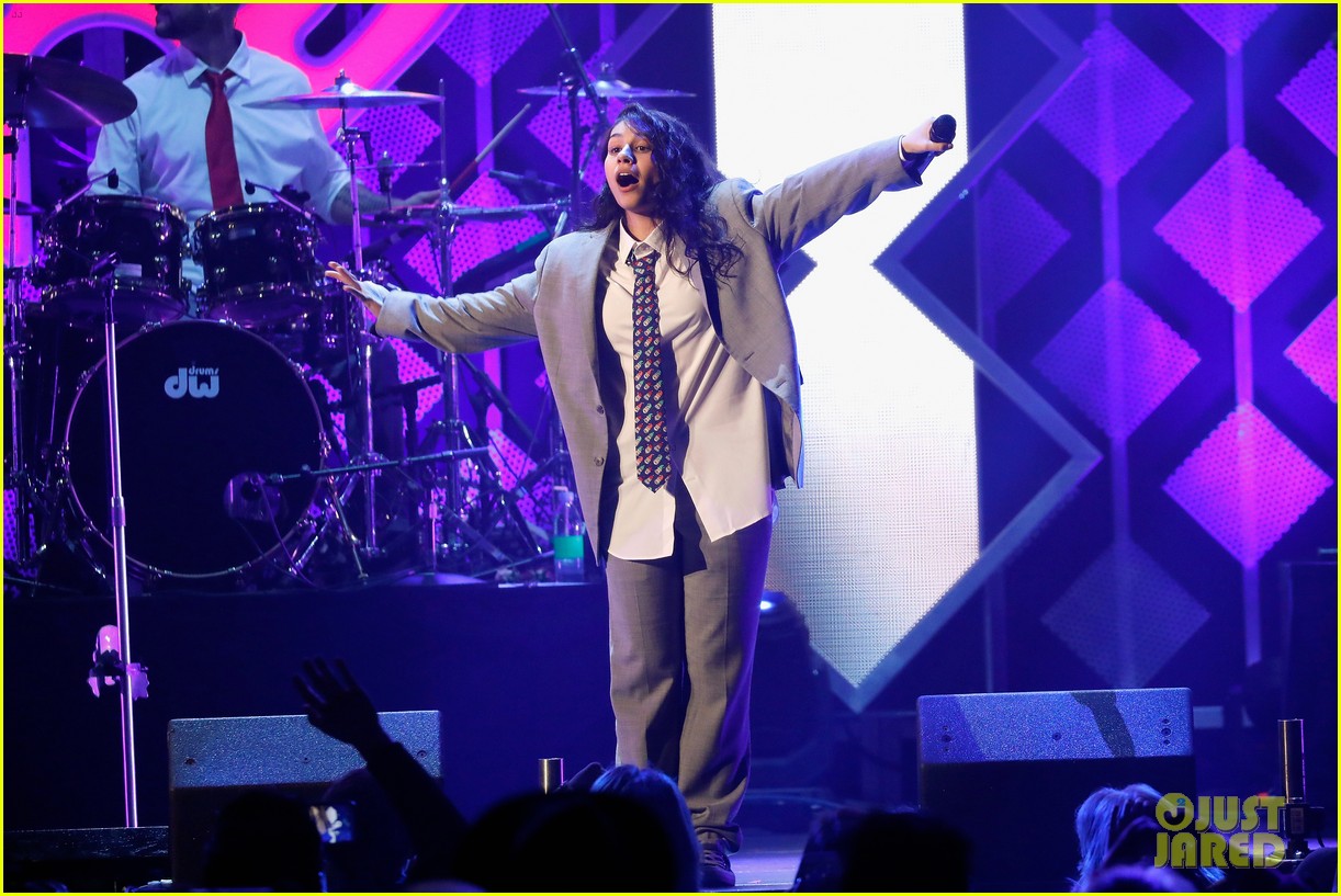 Shawn Mendes Rocks Out at 103.5 KISS FM's Jingle Ball 2018 in Chicago