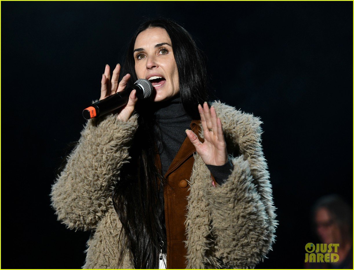 Gwen Stefani, Courteney Cox, Rita Ora & More Help Raise Funds for