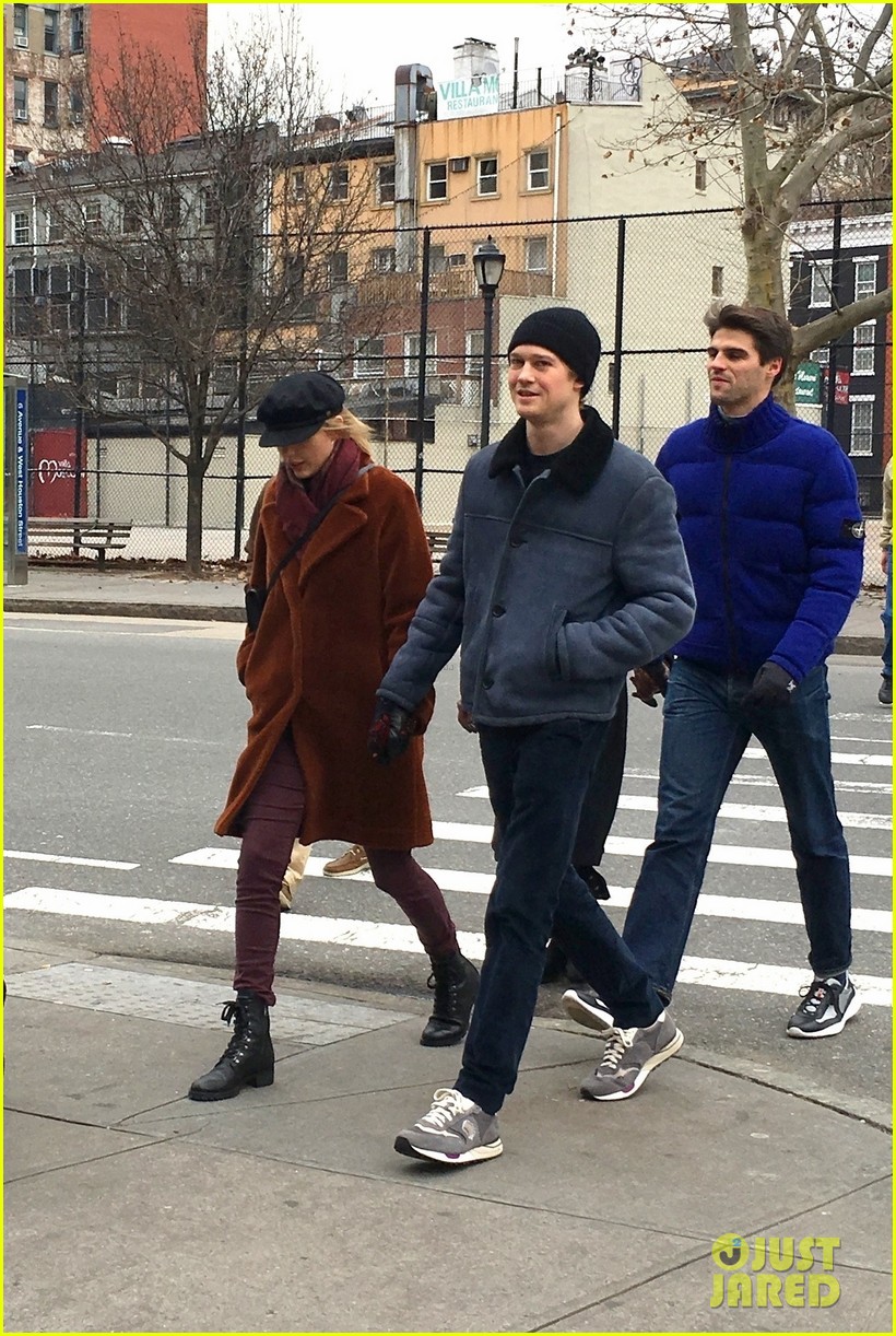 Taylor Swift & Joe Alwyn Hold Hands in Rare Photos!: Photo 4203597