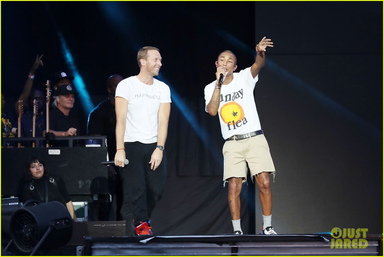 Photo usher goes shirtless at global citizen festival 08 Photo