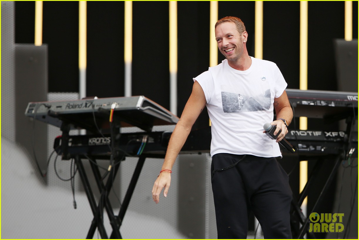 Photo usher goes shirtless at global citizen festival 20 Photo