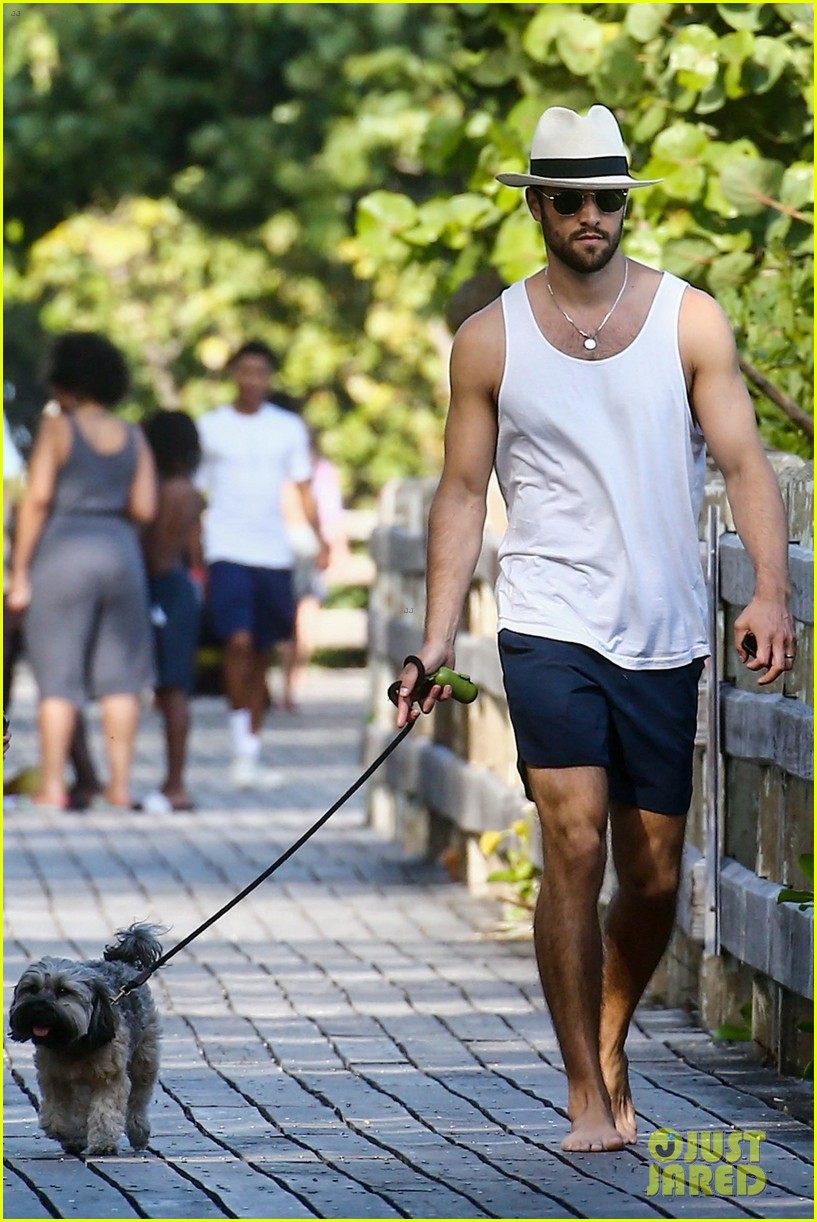 Emily VanCamp & Josh Bowman Share Honeymoon Kisses in Miami!: Photo