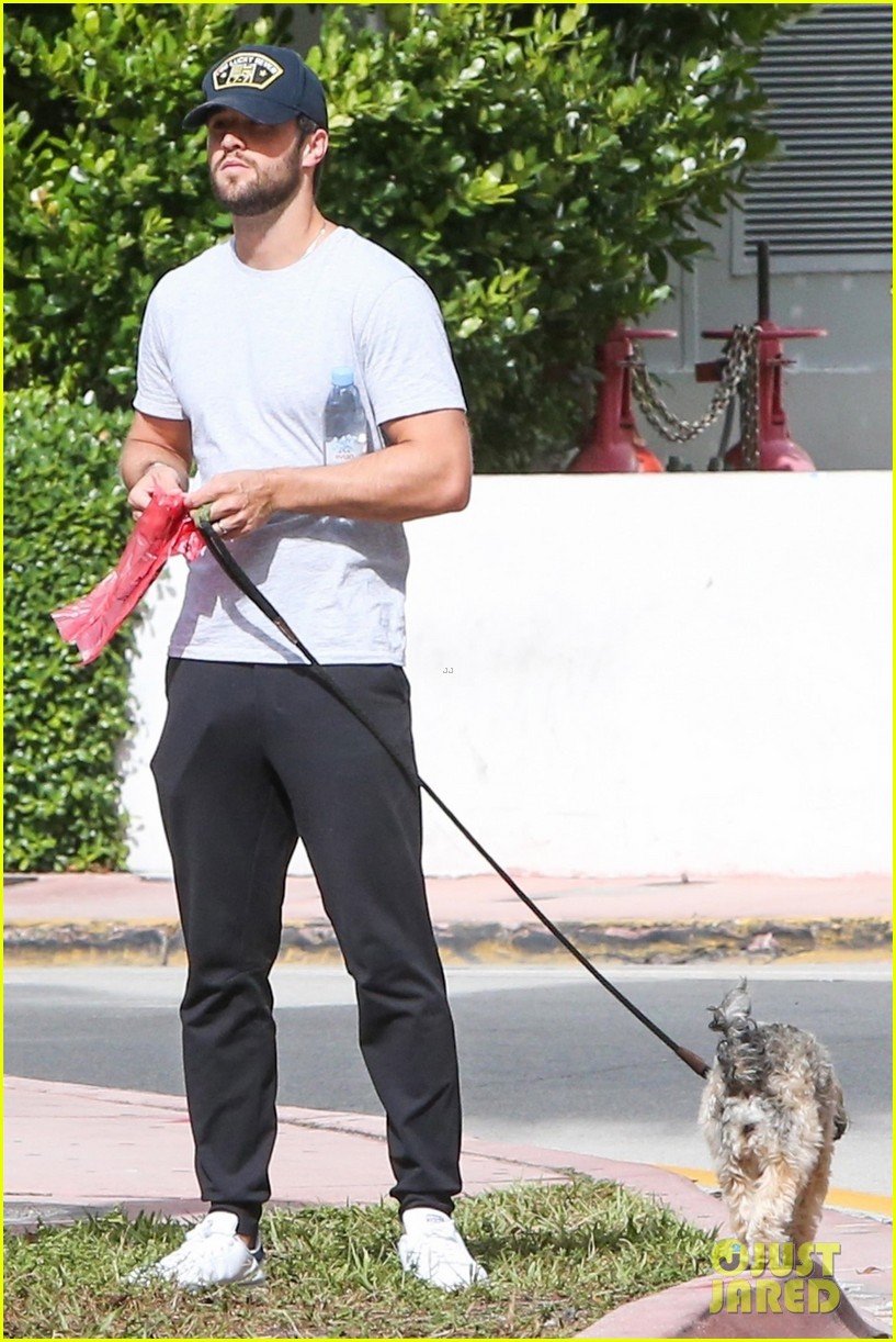 Emily VanCamp & Josh Bowman Share Honeymoon Kisses in Miami!: Photo