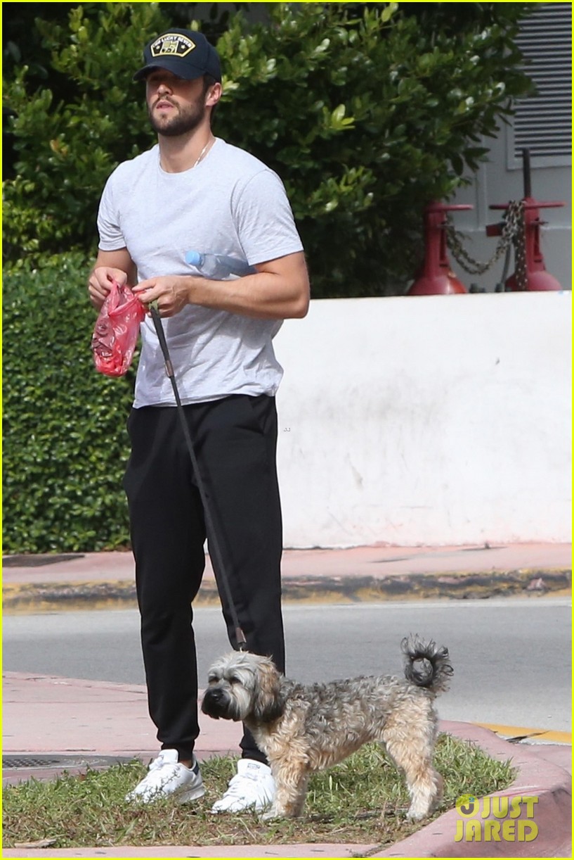 Emily VanCamp & Josh Bowman Share Honeymoon Kisses in Miami!: Photo