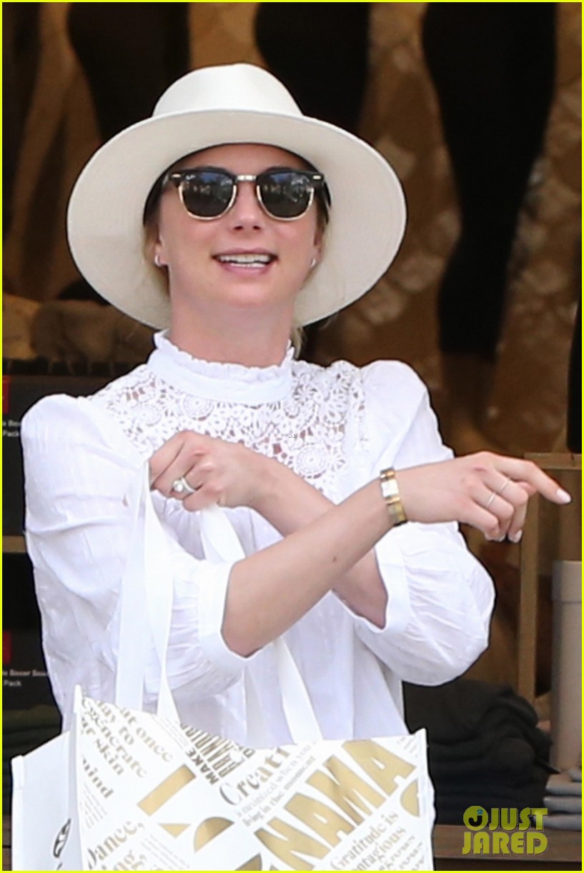 Emily VanCamp & Josh Bowman Share Honeymoon Kisses in Miami!: Photo