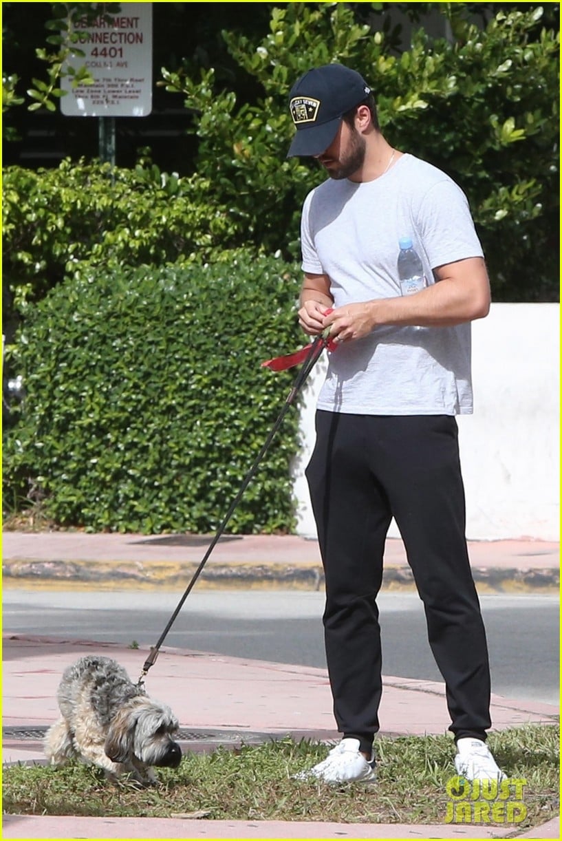 Emily VanCamp & Josh Bowman Share Honeymoon Kisses in Miami!: Photo