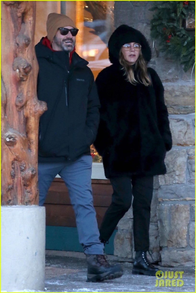 Jennifer Aniston Hangs with Celeb Pals Jimmy Kimmel & Jason Bateman on