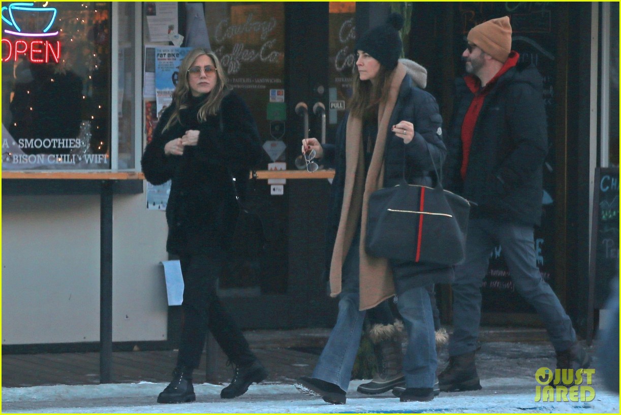 Jennifer Aniston Hangs with Celeb Pals Jimmy Kimmel & Jason Bateman on