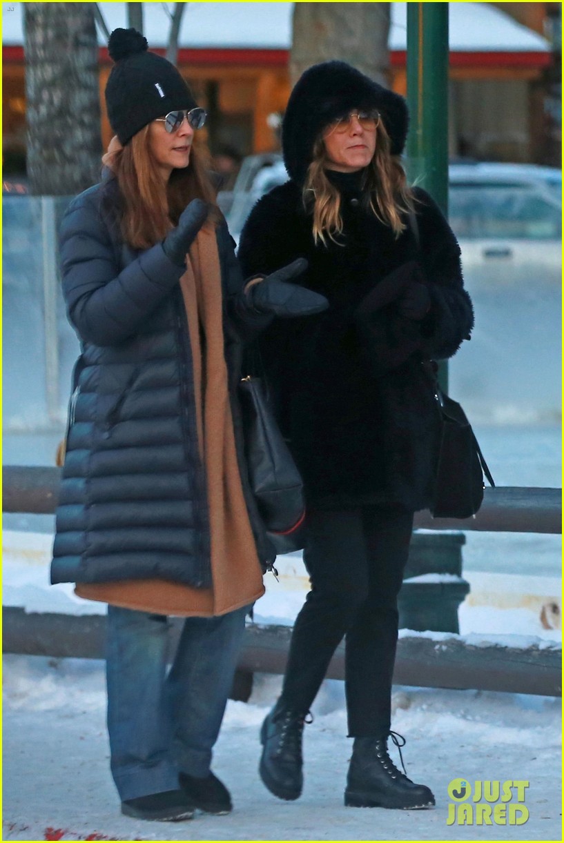 Jennifer Aniston Hangs with Celeb Pals Jimmy Kimmel & Jason Bateman on