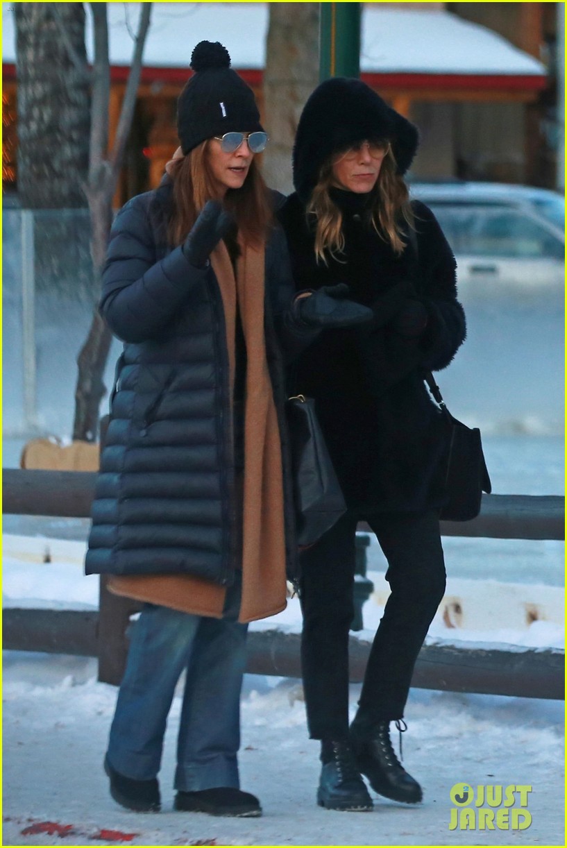 Jennifer Aniston Hangs with Celeb Pals Jimmy Kimmel & Jason Bateman on