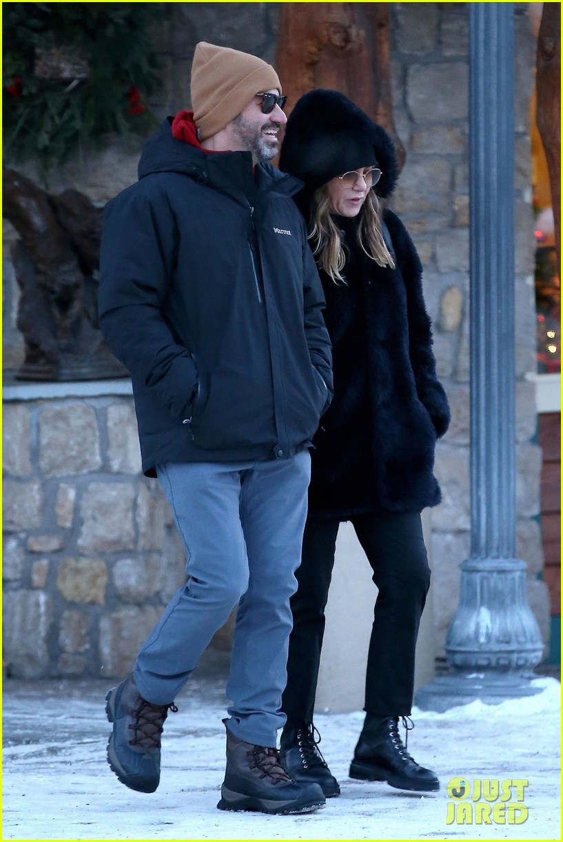 Jennifer Aniston Hangs with Celeb Pals Jimmy Kimmel & Jason Bateman on