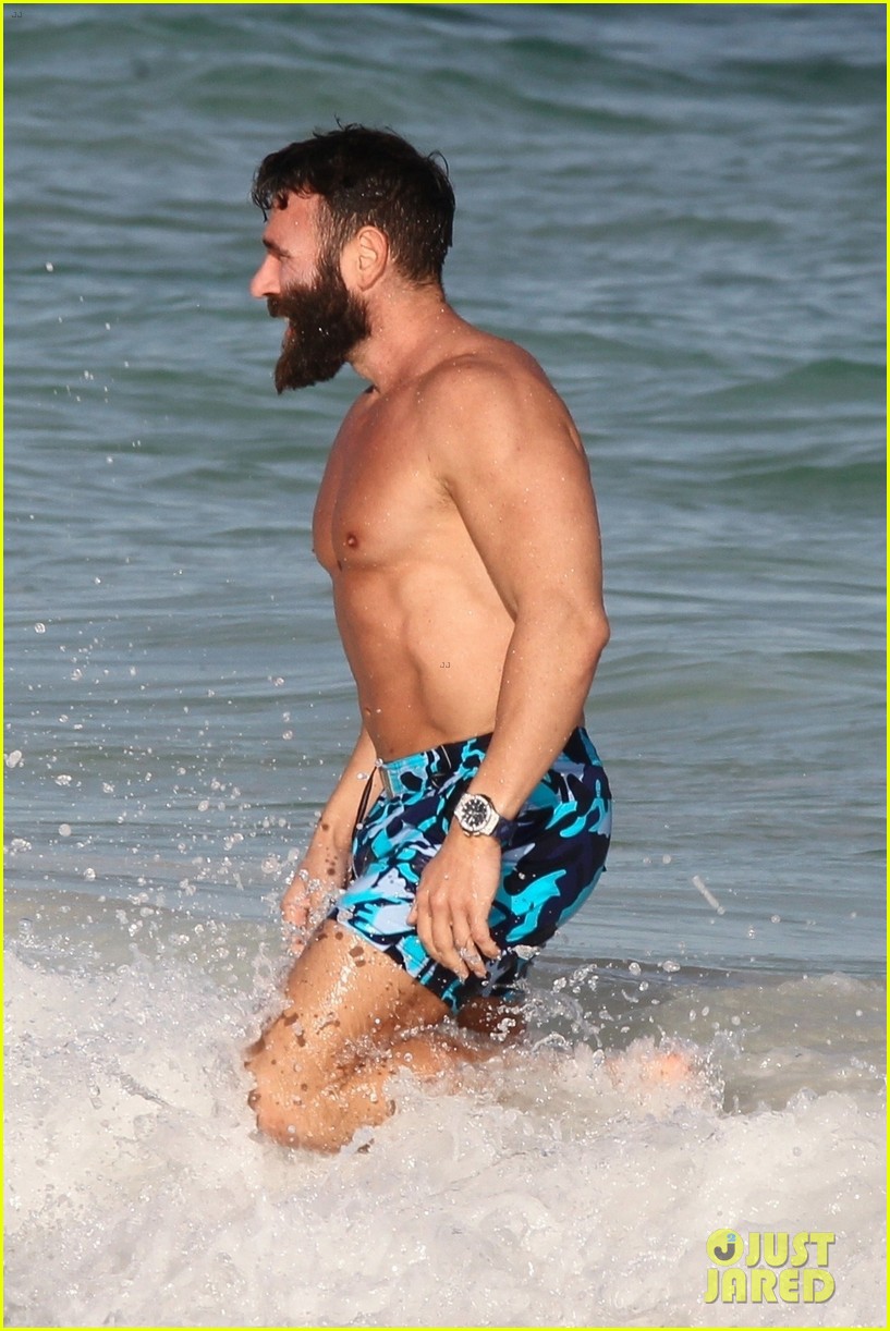Dan Bilzerian Flaunts His Chiseled Body in Tulum with a Group of Models: Photo 4220119