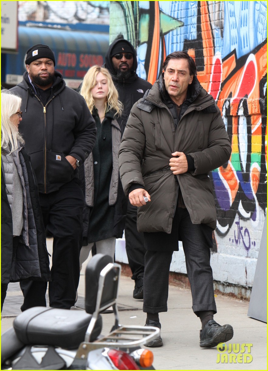 Photo: elle fanning javier bardem arrive to molly set 02 | Photo