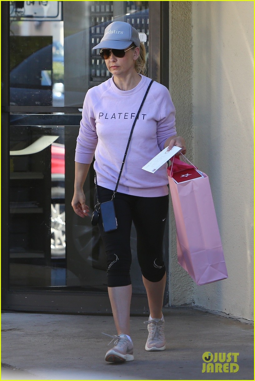Full Sized Photo of sarah michelle gellar heads to a workout in