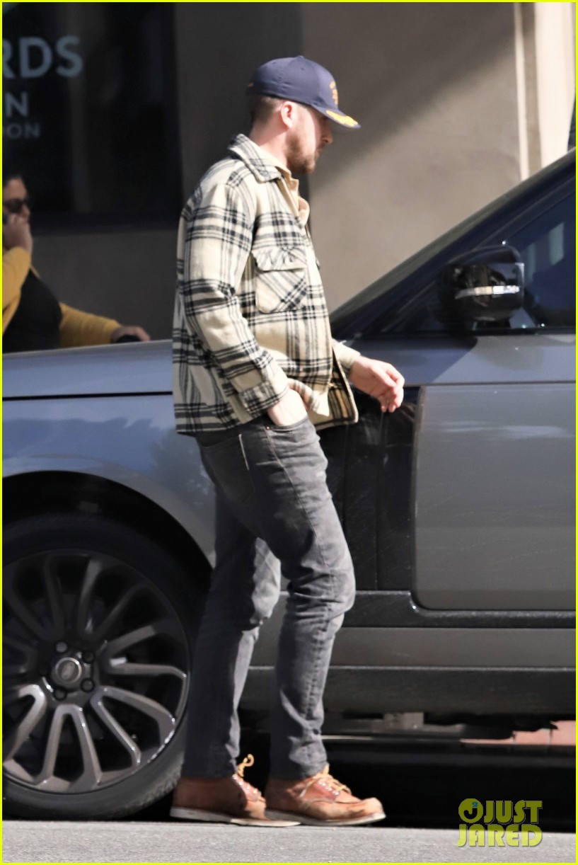 Ryan Gosling Reps First Man While Grabbing Lunch At Little Dom S Photo 4215170 Ryan Gosling Pictures Just Jared Ryan Gosling Reps First Man While Grabbing Lunch At Little Dom S Photo 4215170 Ryan Gosling Pictures Just Jared