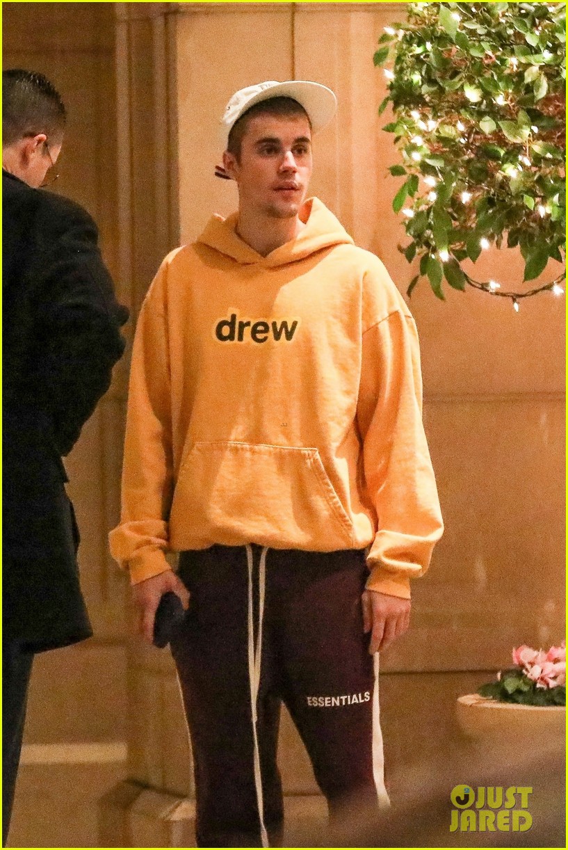 Justin Bieber Serenades Wife Hailey Bieber in Beverly Hills!: Photo