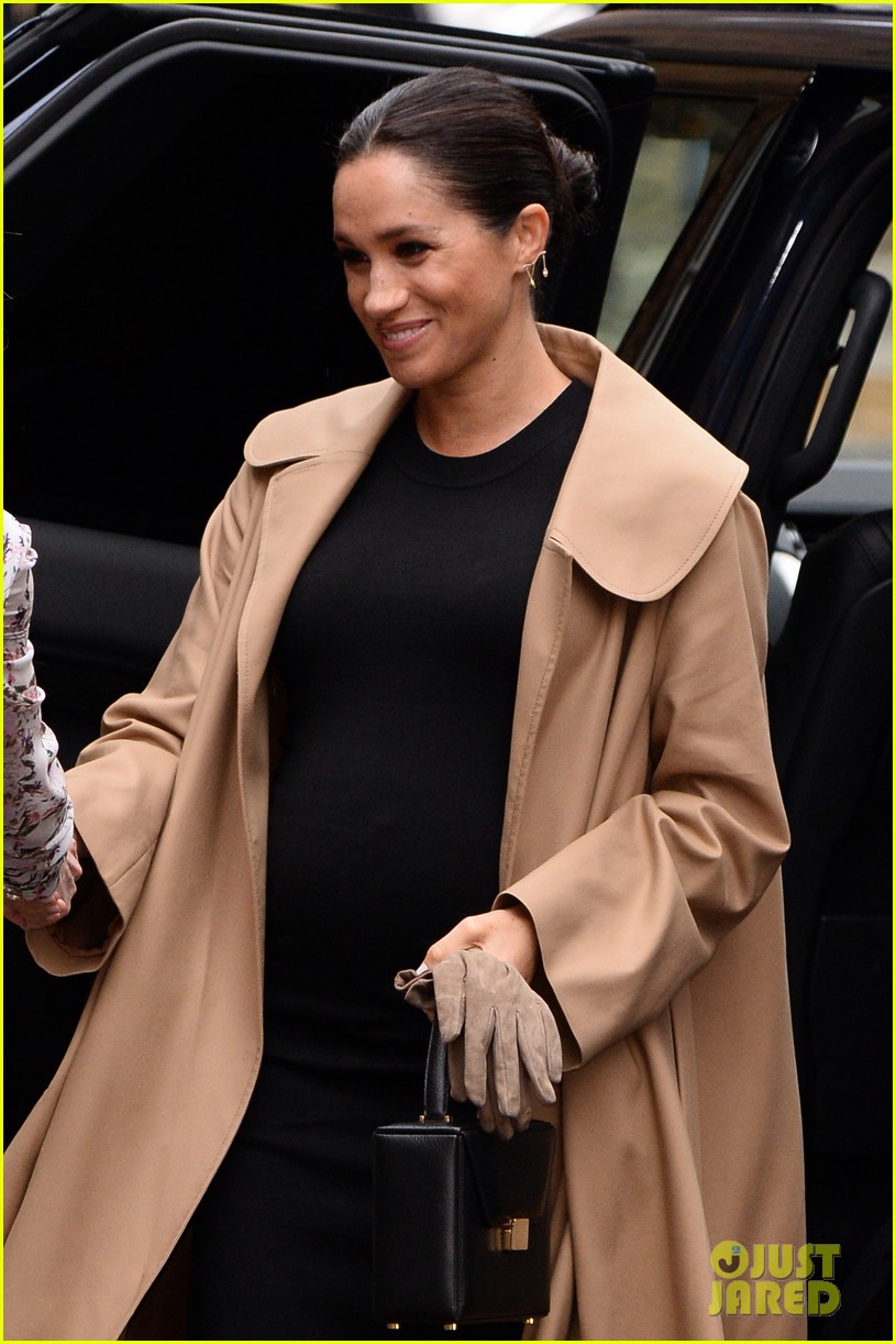 Meghan Markle Wears First Maternity Dress During Pregnancy Photo