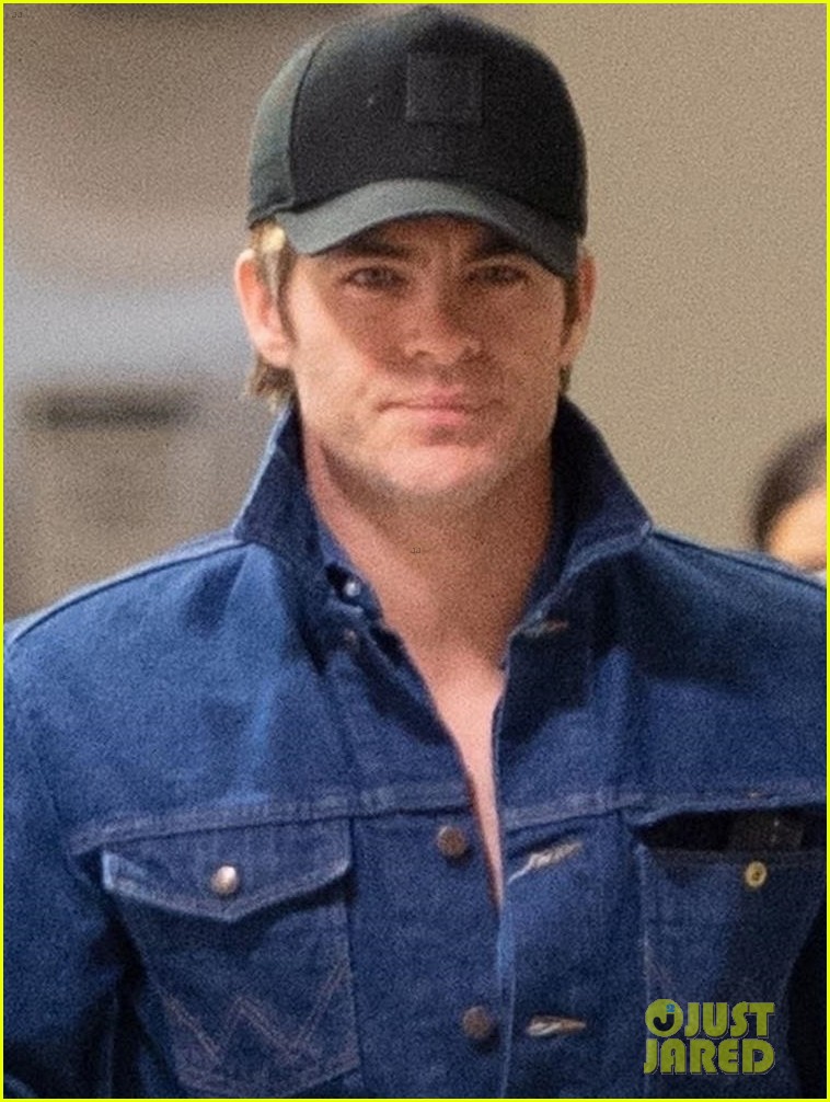 Chris Pine Keeps a Low Profile Arriving in NYC Photo 4214410 Chris Pine Pictures Just Jared