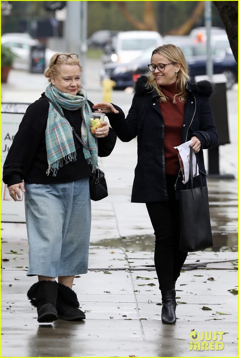 Reese Witherspoon S Mom Joins Her For A Breakfast Date Photo 4213397 Reese Witherspoon
